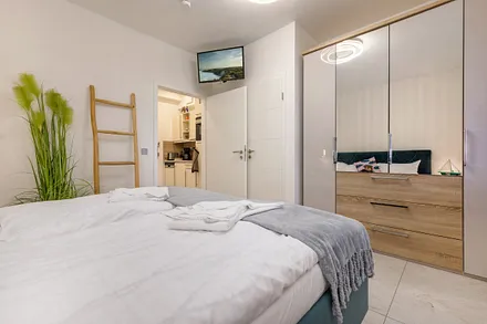 ... TV und großem Kleiderschrank.