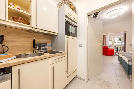 Die kleine Küchenzeile mit Geschirrspüler ...