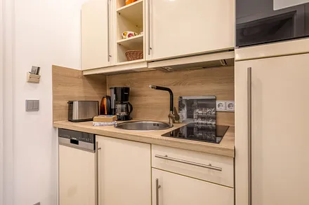 ... Mikrowelle, 2-Platten-Cerankochfeld, Kühlschrank mit Eisfach etc.