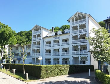 Das Aparthotel im Sommer - direkt am Strand von Binz.