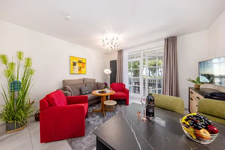 Das Wohnzimmer mit Austritt zum Balkon.