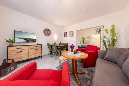 Der Blick durch den Wohnbereich zum Schlafbereich.