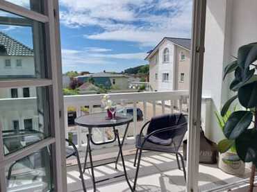 Der möblierte Südbalkon für erholsame Urlaubsstunden.