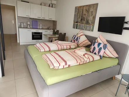 Blick zur Küchenzeile mit Eßplatz.