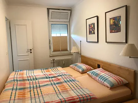 Schlafzimmer mit Doppelbett