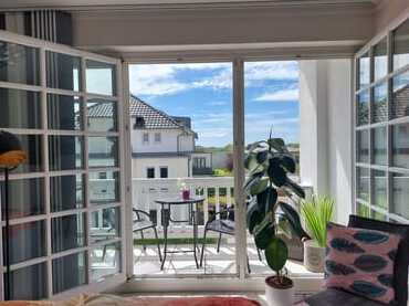 Der Blick zum möblierten Südbalkon.