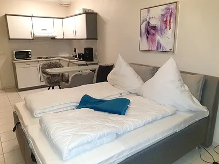 Blick zur Küchenzeile mit Eßplatz.