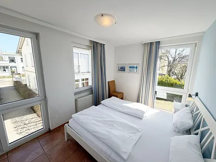 Schlafzimmer mit Doppelbett und Nachttischen