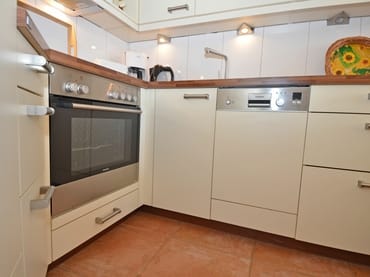 Küchenzeile mit Backofen