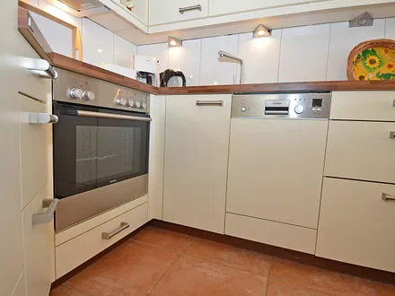 Küchenzeile mit Backofen