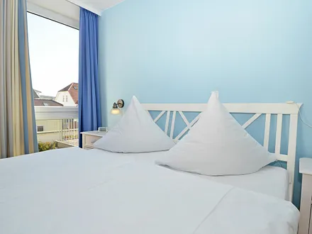 Schlafzimmer mit Doppelbett und Kleiderschrank