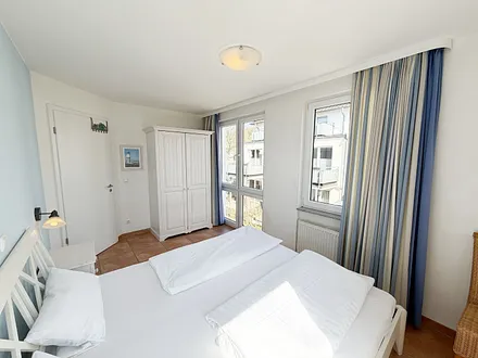 Schlafzimmer mit Doppelbett in Komforthöhe