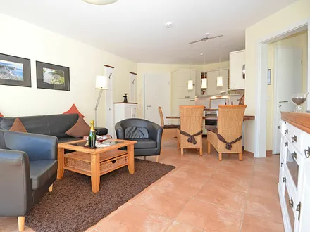 Wohnbereich mit angrenzender Küchenzeile