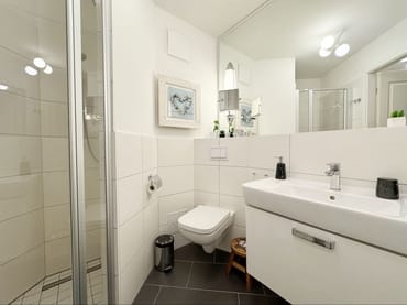 Badezimmer mit Dusche und WC