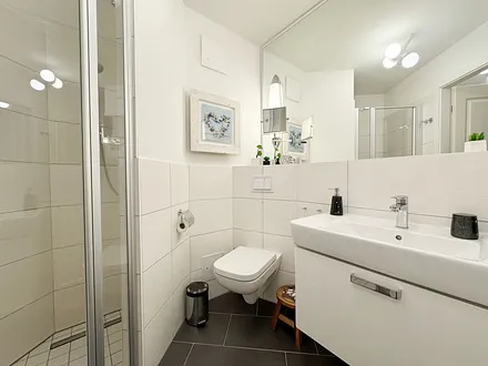 Badezimmer mit Dusche und WC