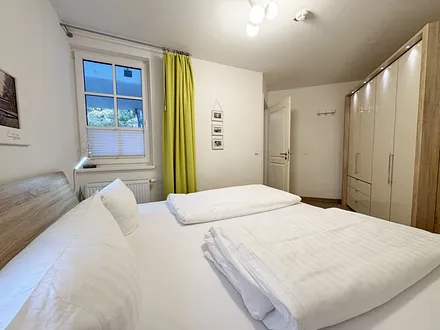 Schlafzimmer mit Doppelbett