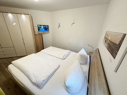 Schlafzimmer mit Kleiderschrank