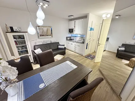 gemütlicher Ess-und Wohnbereich mit Küchenzeile