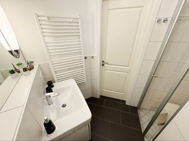 Badezimmer mit Waschbecken und Dusche