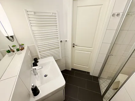 Badezimmer mit Waschbecken und Dusche