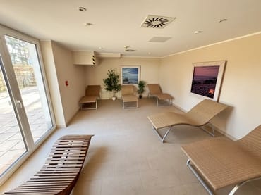 Wellnessbereich mit Liegen