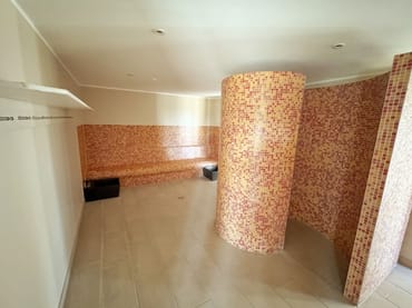 Wellnessbereich mit Duschen