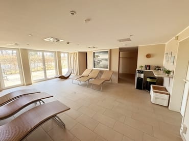 Wellnessbereich mit Liegen