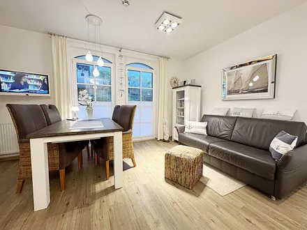 Essbereich mit Blick zur Terrasse