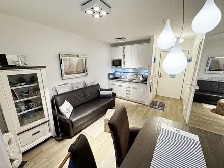 gemütliche Couch mit Vitrine