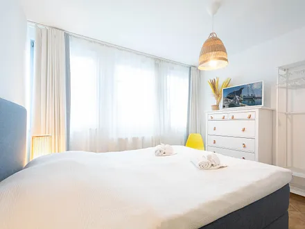 Das Schlafzimmer mit Doppelbett und TV