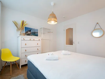 Das Schlafzimmer mit Doppelbett und TV