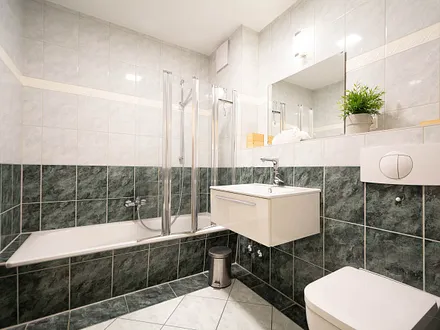 Das Bad mit Duschwanne