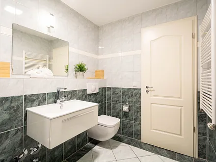 Das Bad mit Duschwanne