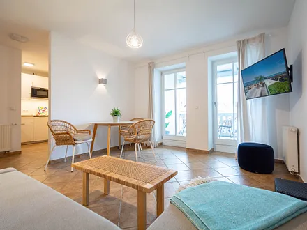 Der kombinierte Wohn- und Essbereich mit Zugang zum Balkon