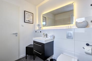 Hauptbad mit Badewanne