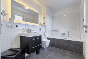 Hauptbad mit Badewanne