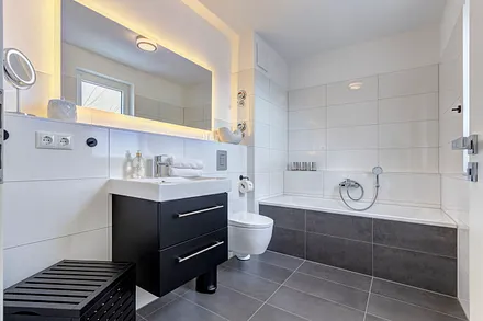 Hauptbad mit Badewanne