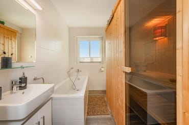 Bad mit Badewanne und Sauna 