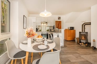 offene Küche mit Esstisch