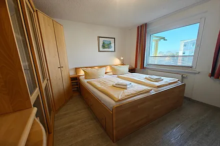 Schlafzimmer mit Doppelbett