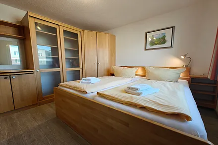 Schlafzimmer mit Doppelbett