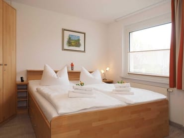 Schlafzimmer mit Doppelbett