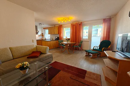 Wohnzimmer mit Esstisch