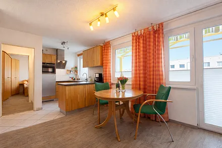 Esstisch mit Küchenzeile