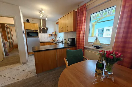 Esstisch mit Küchenzeile