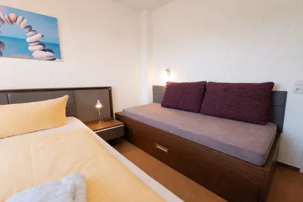 Schlafzimmer mit Doppelbett 180x200cm und Einzelbett 80x180cm (für Kinder)