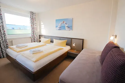 Schlafzimmer mit Doppelbett 180x200cm und Einzelbett 80x180cm (für Kinder)