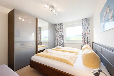 Schlafzimmer mit Doppelbett 180x200cm und Einzelbett 80x180cm (für Kinder)