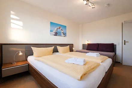 Schlafzimmer mit Doppelbett 180x200cm und Einzelbett 80x180cm (für Kinder)