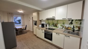 Küche mit Geschirrspüler und Mikrowelle 